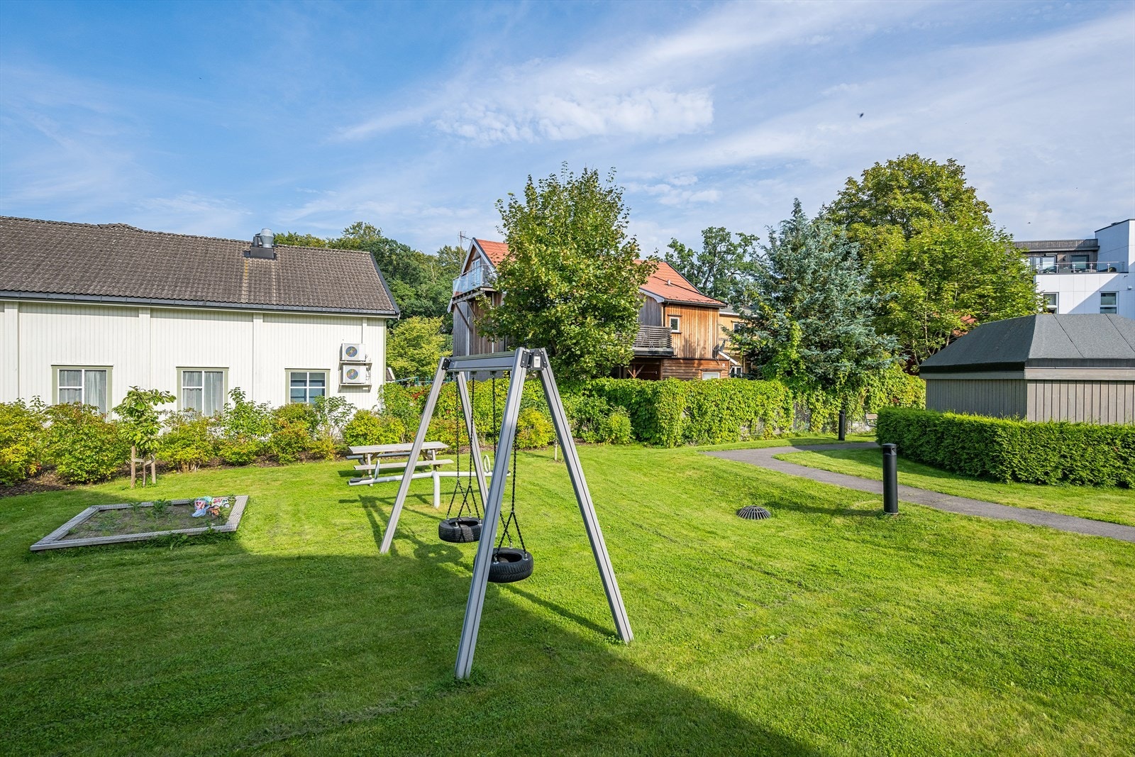 Lekestativer i hagen. Galleribilde