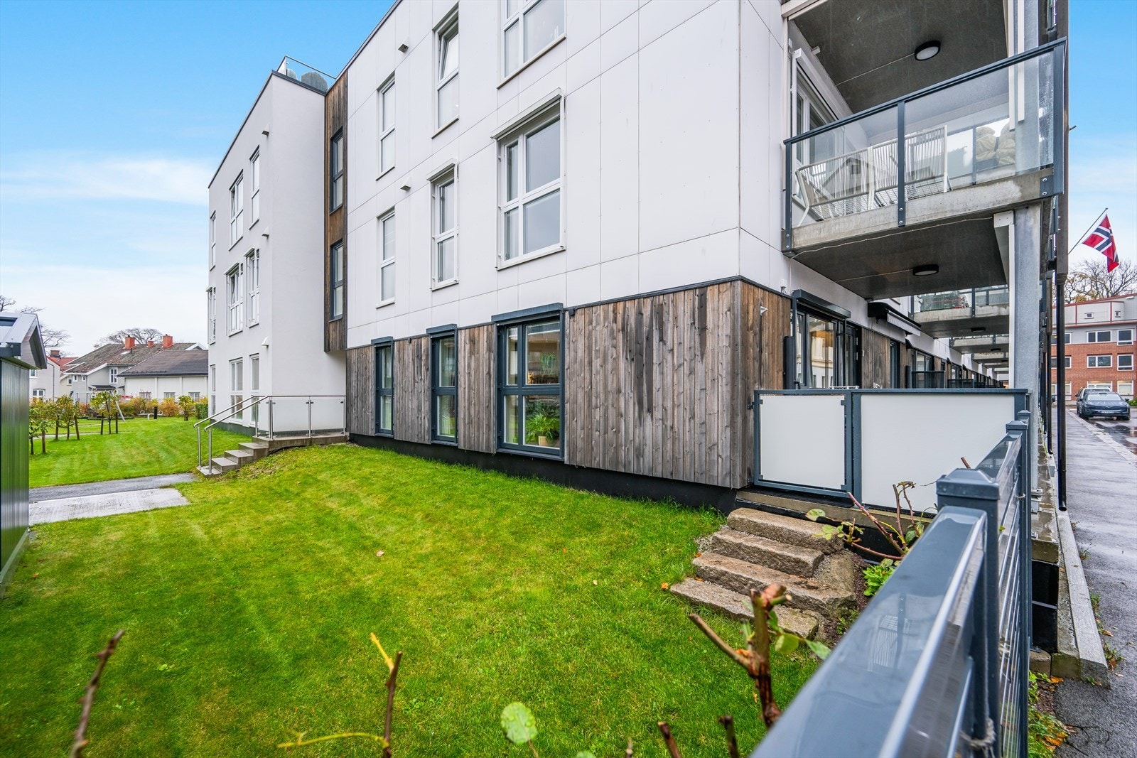 Egen utgang til hagen fra balkongen. Galleribilde