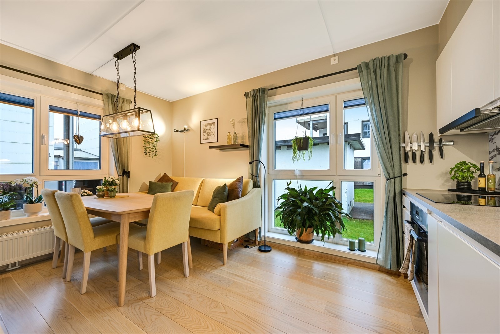 Godt med vinduer i hjørnestua gir rikelig med lys. Galleribilde