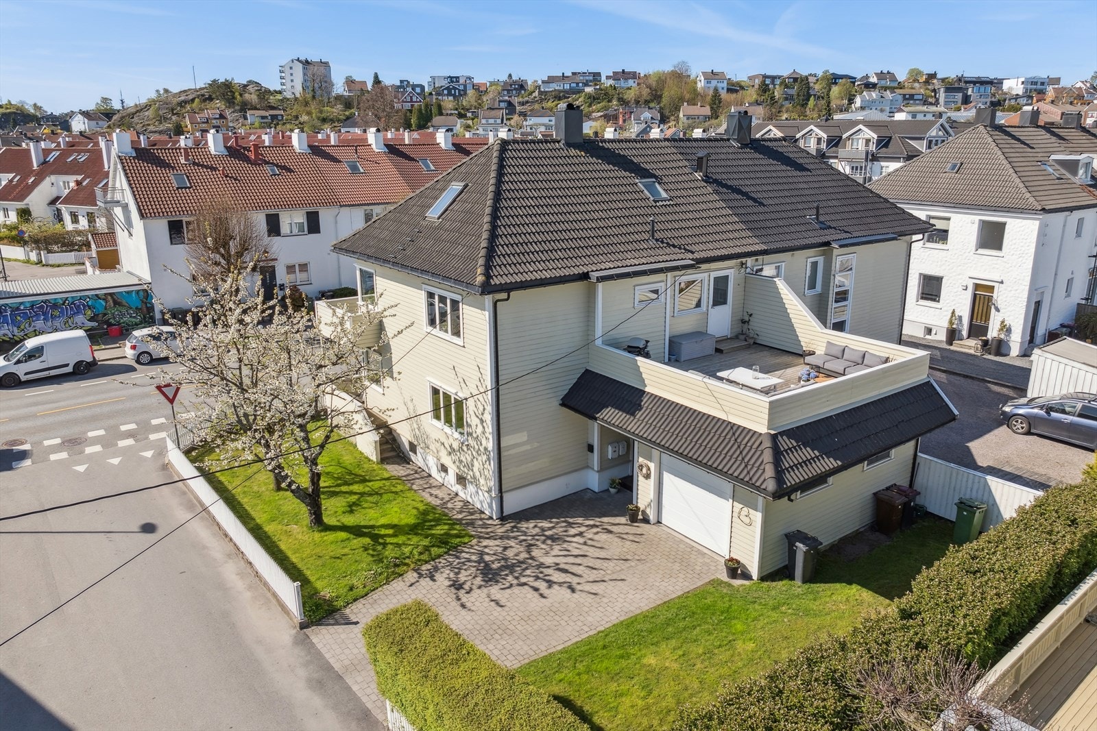 Velkommen til Marviksveien 53a, innholdsrik boligen med blant annet 2 hybler og pent opparbeidet hage, garasje og god terrasse. Galleribilde