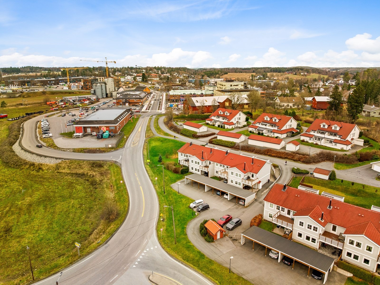 Der er en tilhørende bod rett på utsiden samt en carport. Galleribilde