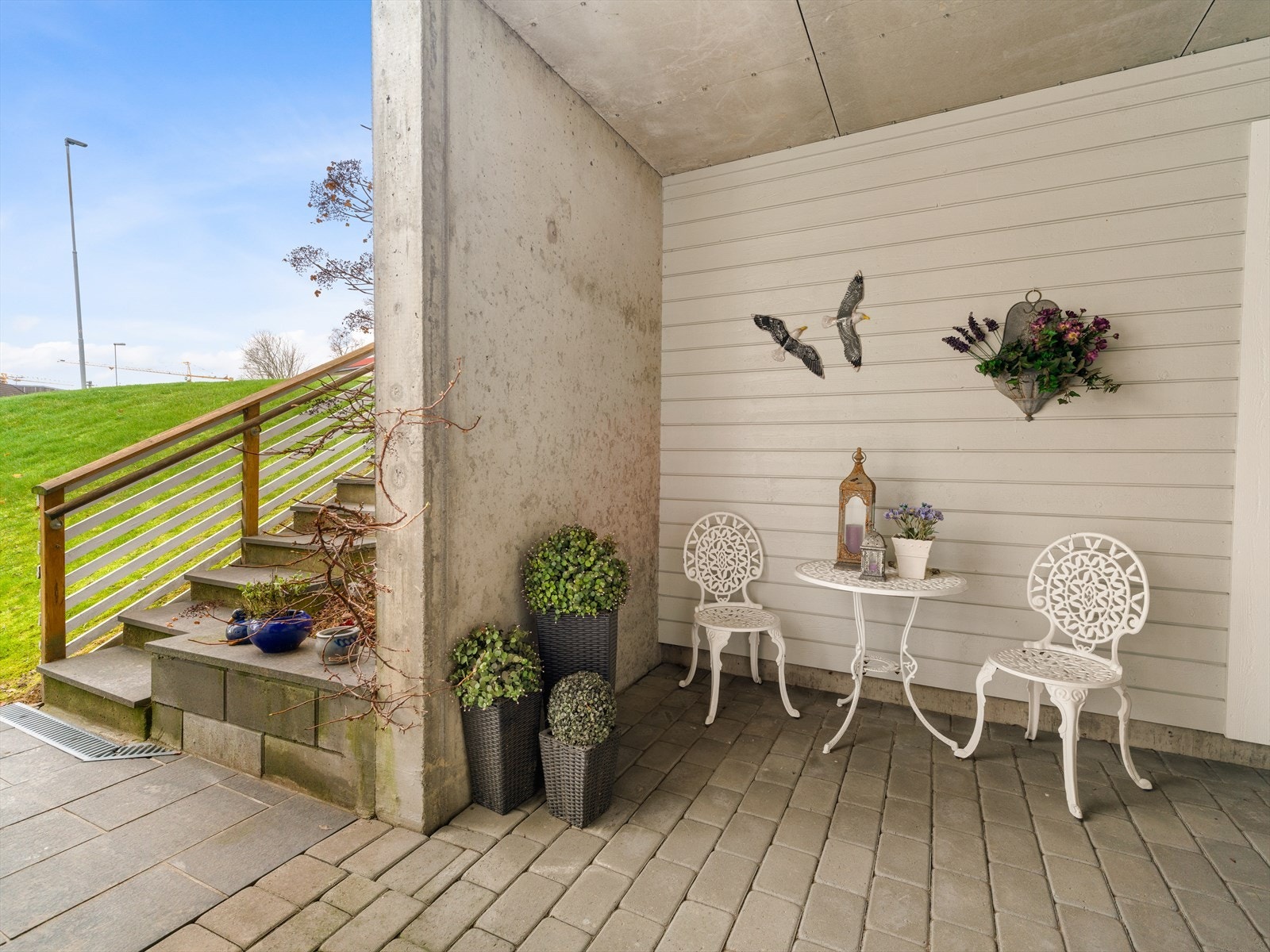 Inngangsparti. Koselig uteområde med plass til utemøbler og blomsterkurver. Galleribilde