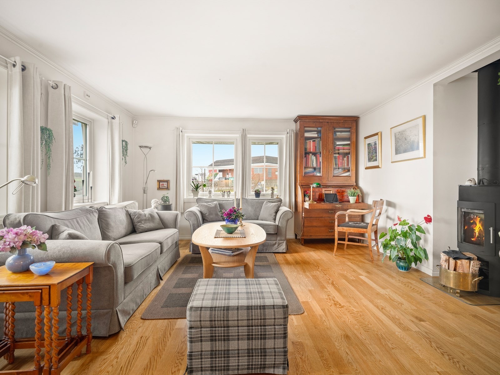 I stuen er det god plass til en sofagruppe, bord og annet ønskelig møblement. Galleribilde