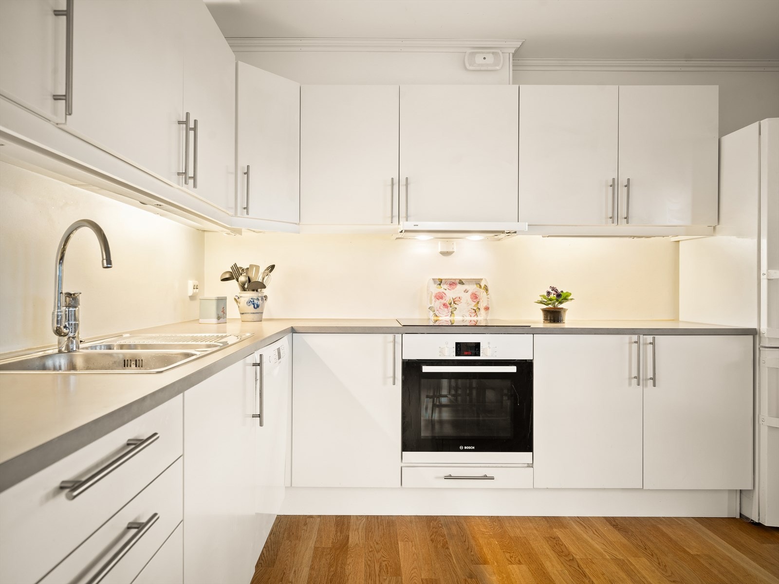 Kjøkkenet består av over-/underskap, laminert benkeplate, kjøleskap, oppvaskmaskin, helstøpt servant med 2 kummer og innfelt ovn \med ventilator over. Galleribilde