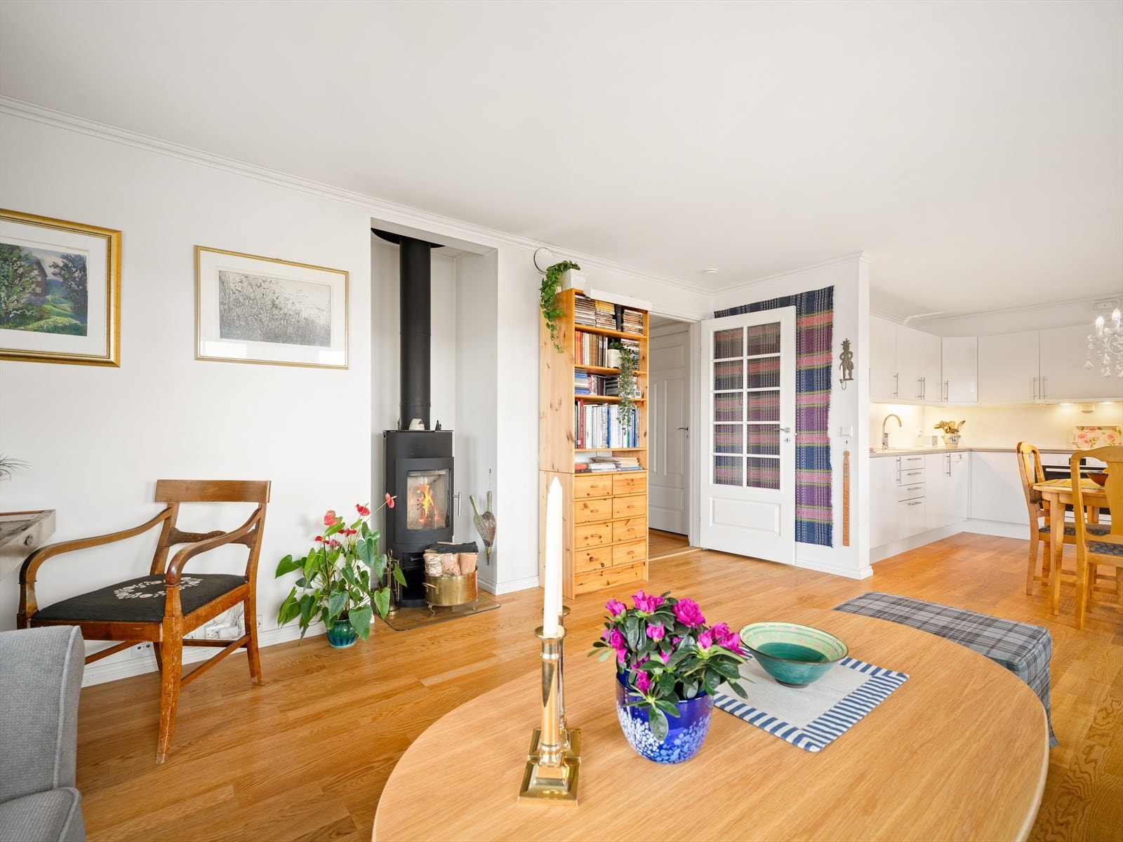 Vedovnen i stuen gir god og lun varme på kjøligere dager. Galleribilde