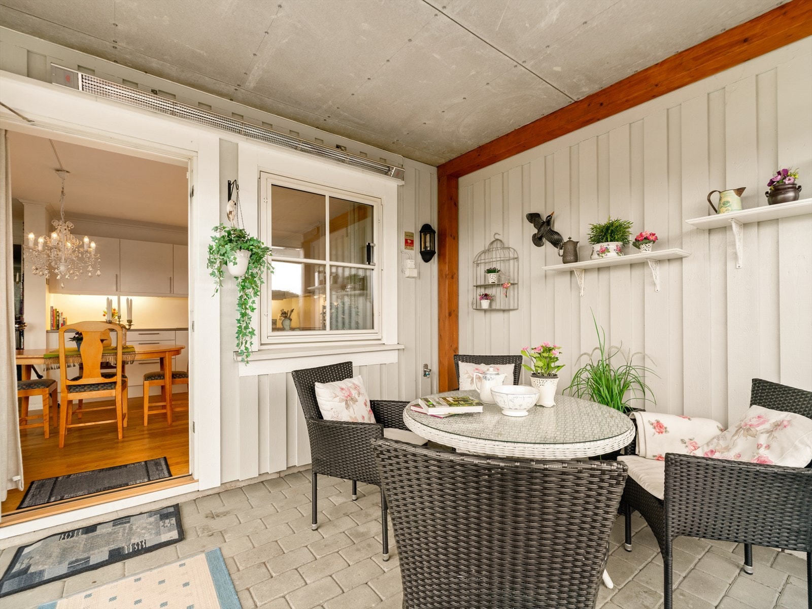 Koselig terrasse med plass til utemøbelgruppe. Varmeovn over terrassedør og kjøkkenvindu utvider brukesmuligheten på terrassen! Galleribilde