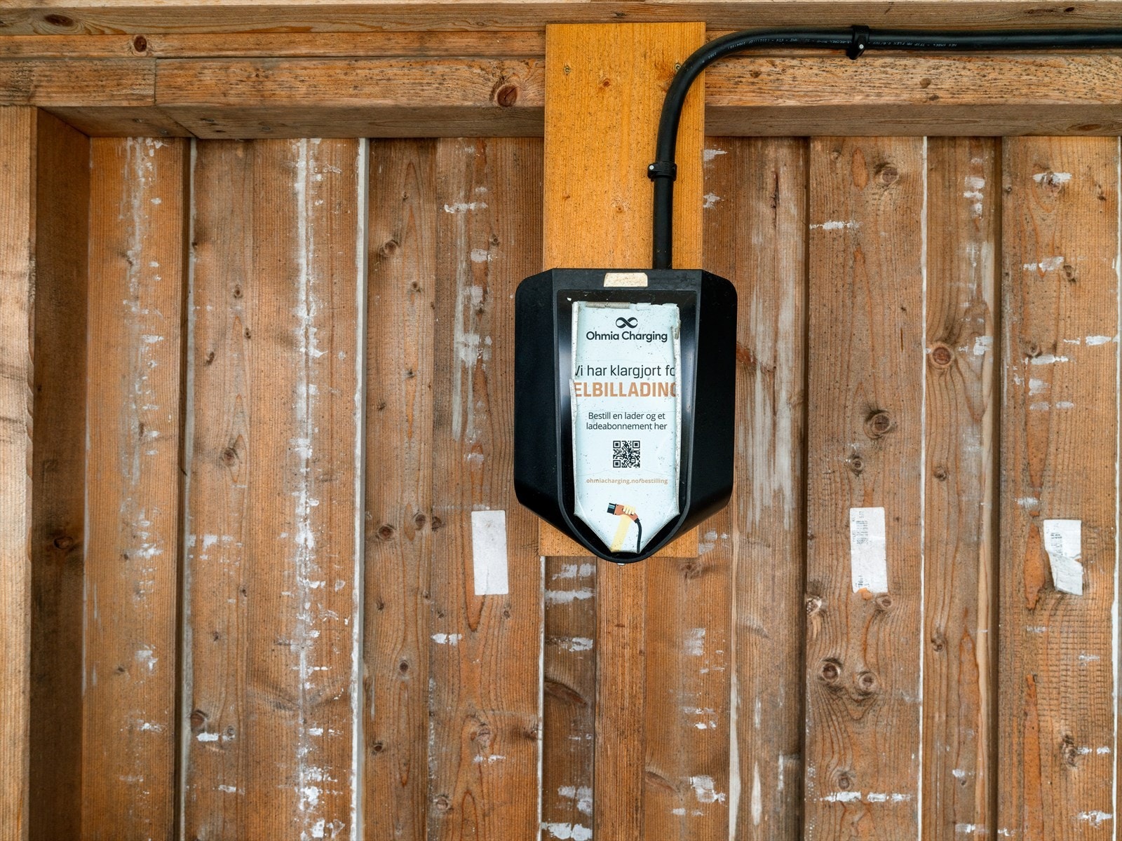 Egen elbillader i carport. Galleribilde