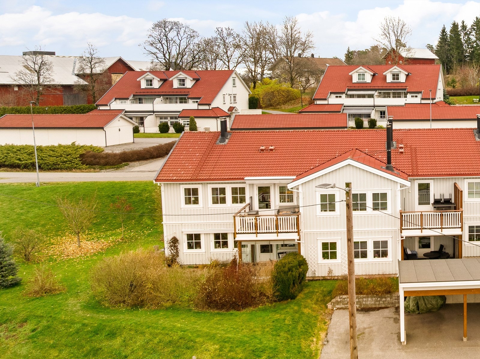 Leiligheten ligger i 1.etasje i et boligbygg på 2 plan. Galleribilde