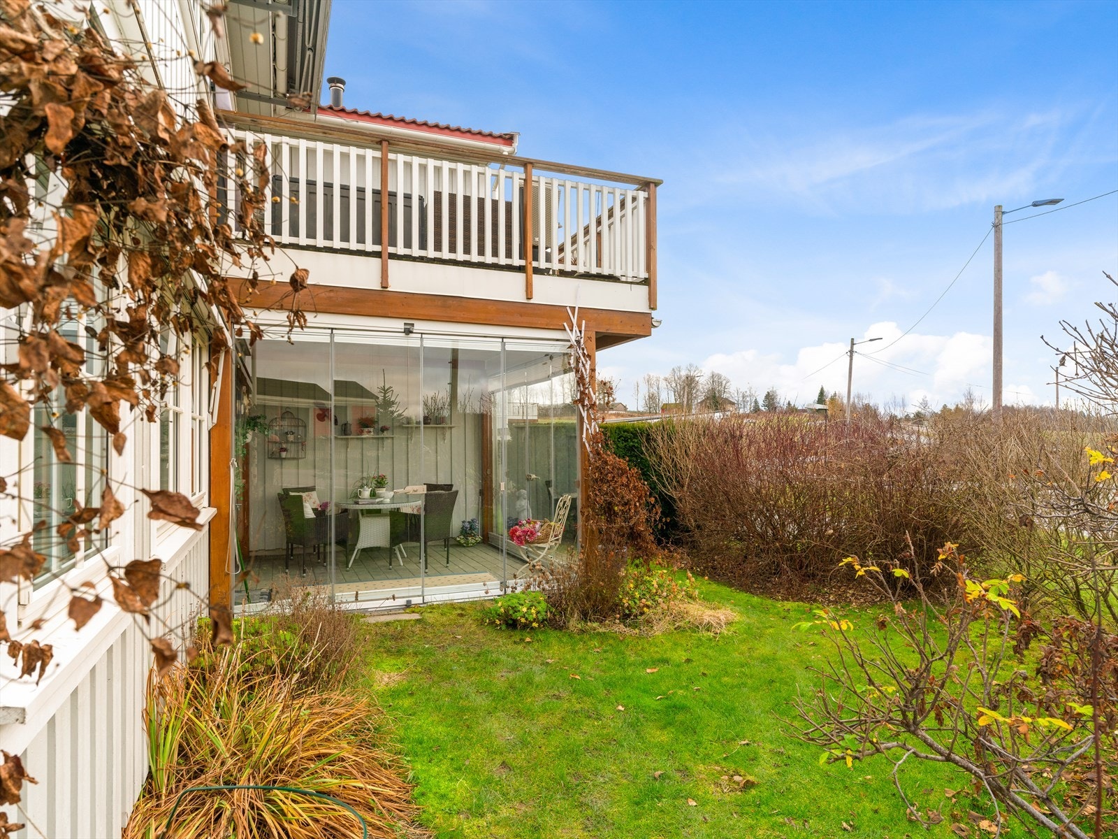 Fra stuen er det utgang til innglasset terrasse på ca 11 m2. Galleribilde