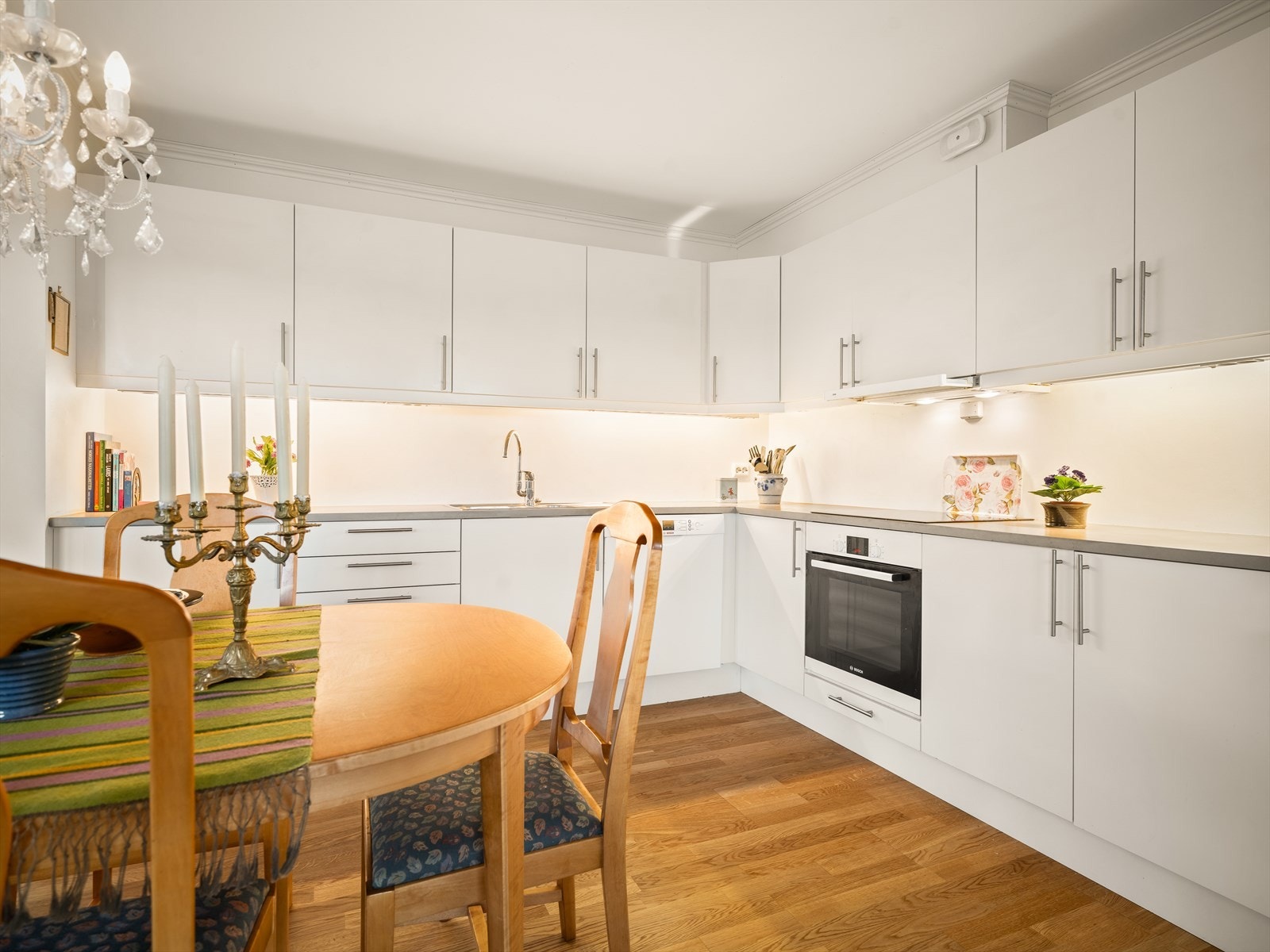 Kjøkken med spiseplass. Galleribilde