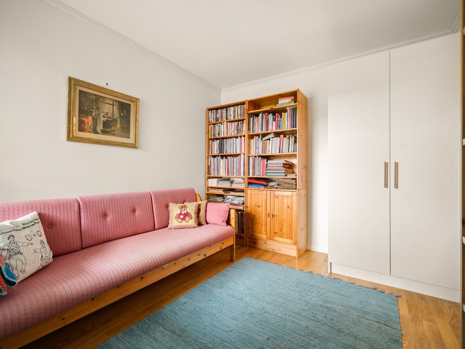 Oppholdsrom/soverom med garderobeskap. Galleribilde