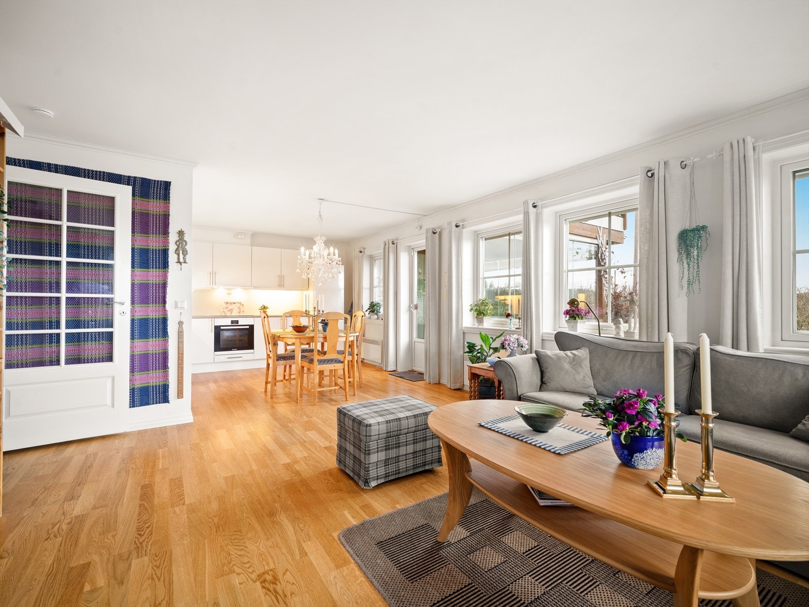 Praktisk åpen stue-/kjøkkenløsning. Galleribilde