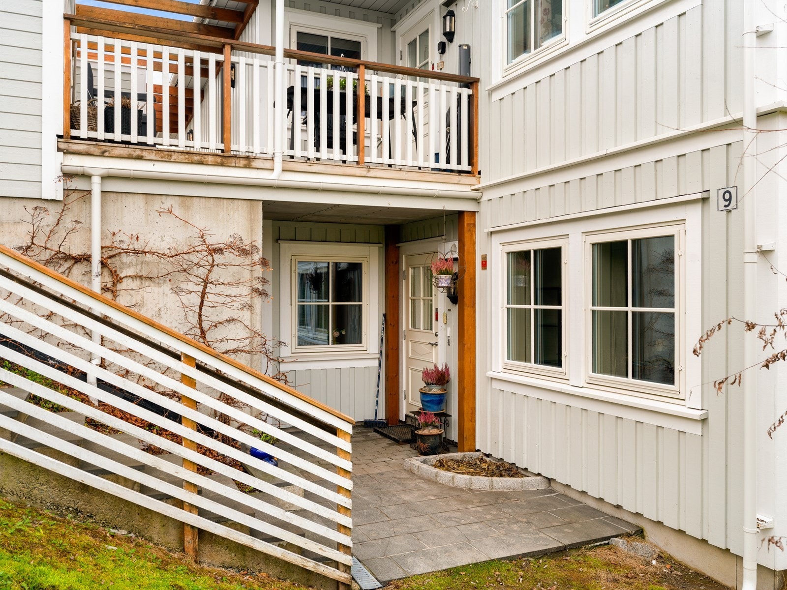 Overbygget "privat" inngangsparti med egen inngangsdør. Galleribilde