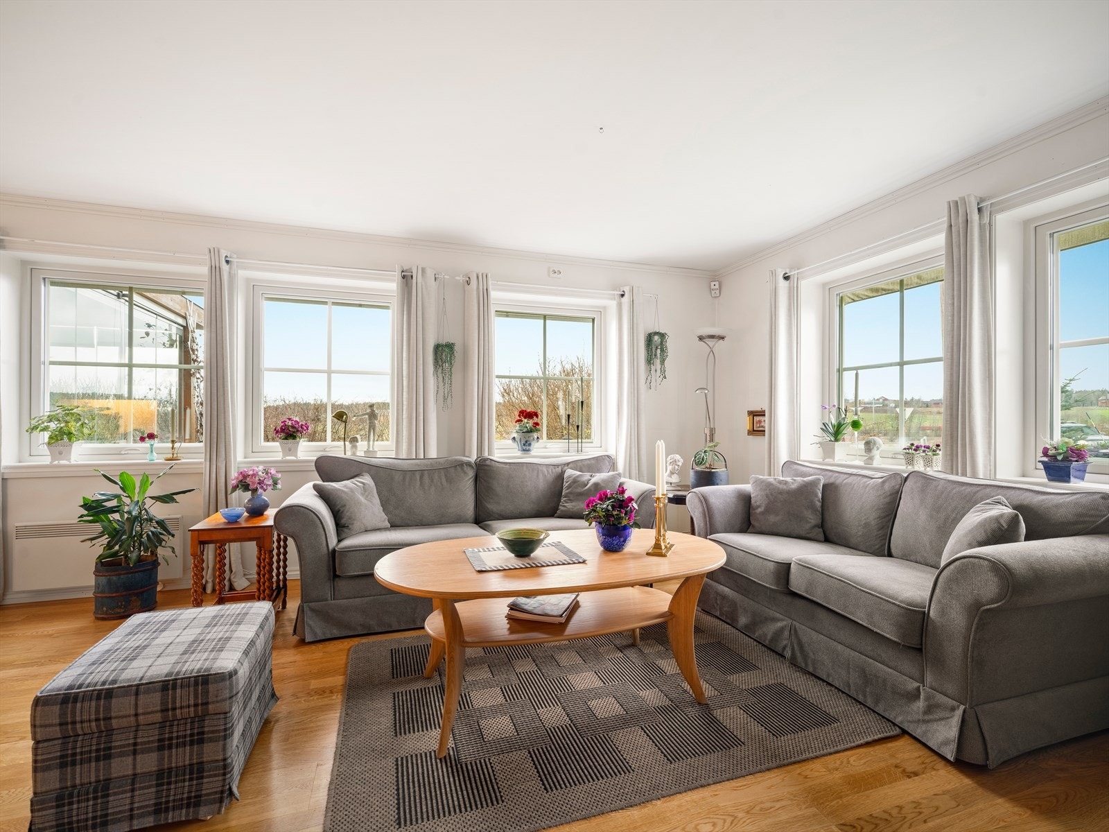 I stuen er det flere vindusflater som gir et veldig godt iysinnslipp i rommet. Galleribilde