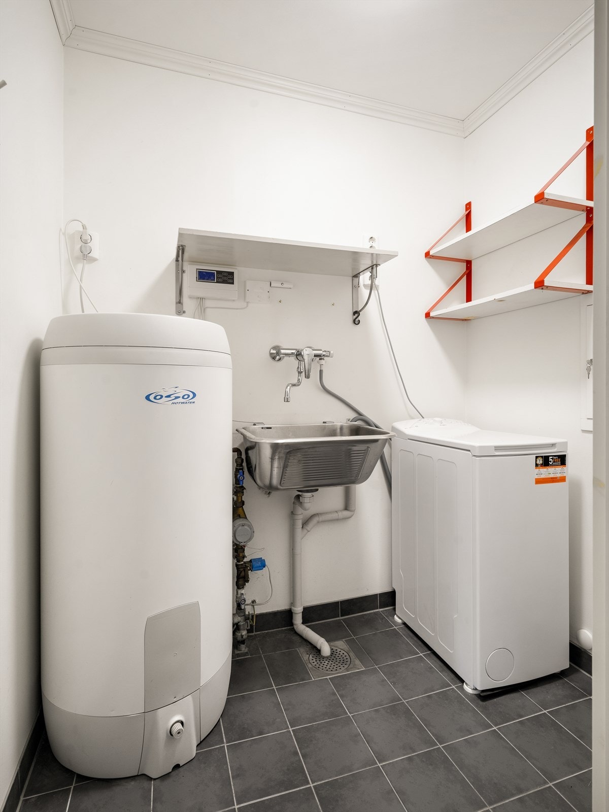 Vaskerom består av skyllekum og har opplegg for vaskemaskin. Galleribilde