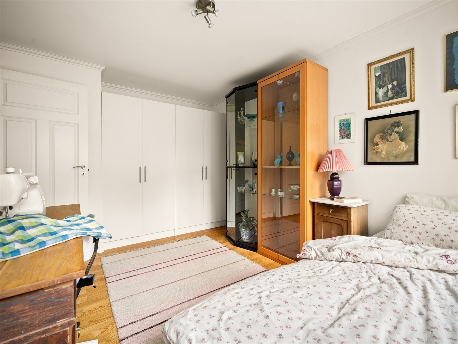 Soverom har garderobeskap for oppbevaring. Galleribilde