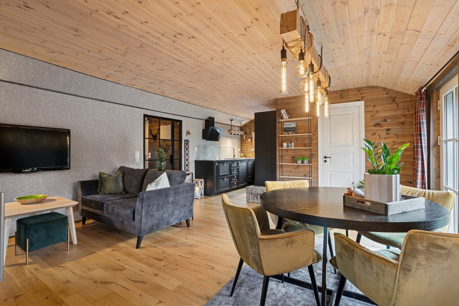 Stuens gode størrelse gir deg flere alternativer mtp møblering. Galleribilde