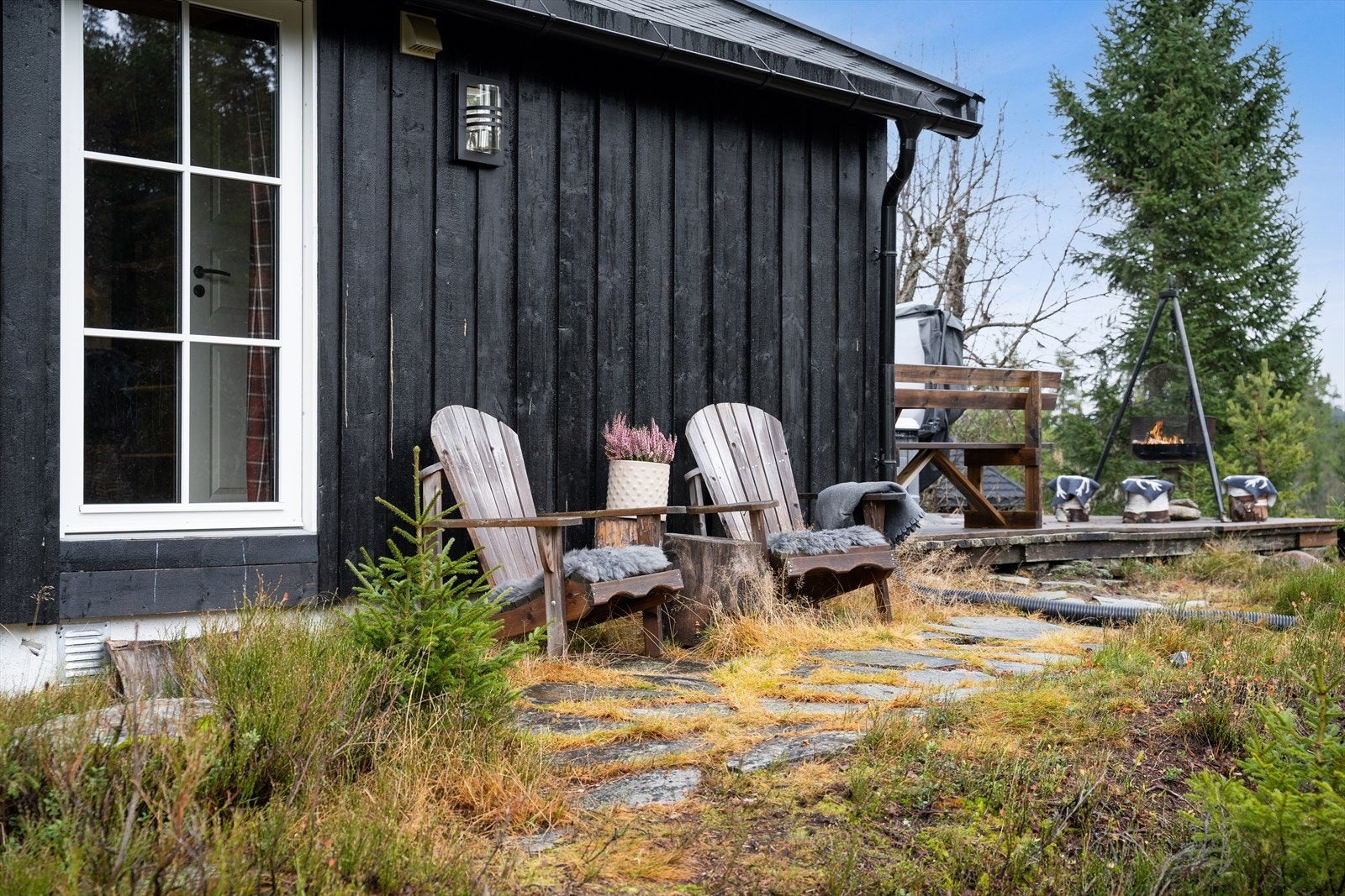 To stoler som hviler mot hytteveggen omgitt av stillhet, frisk luft og naturens ro. Galleribilde