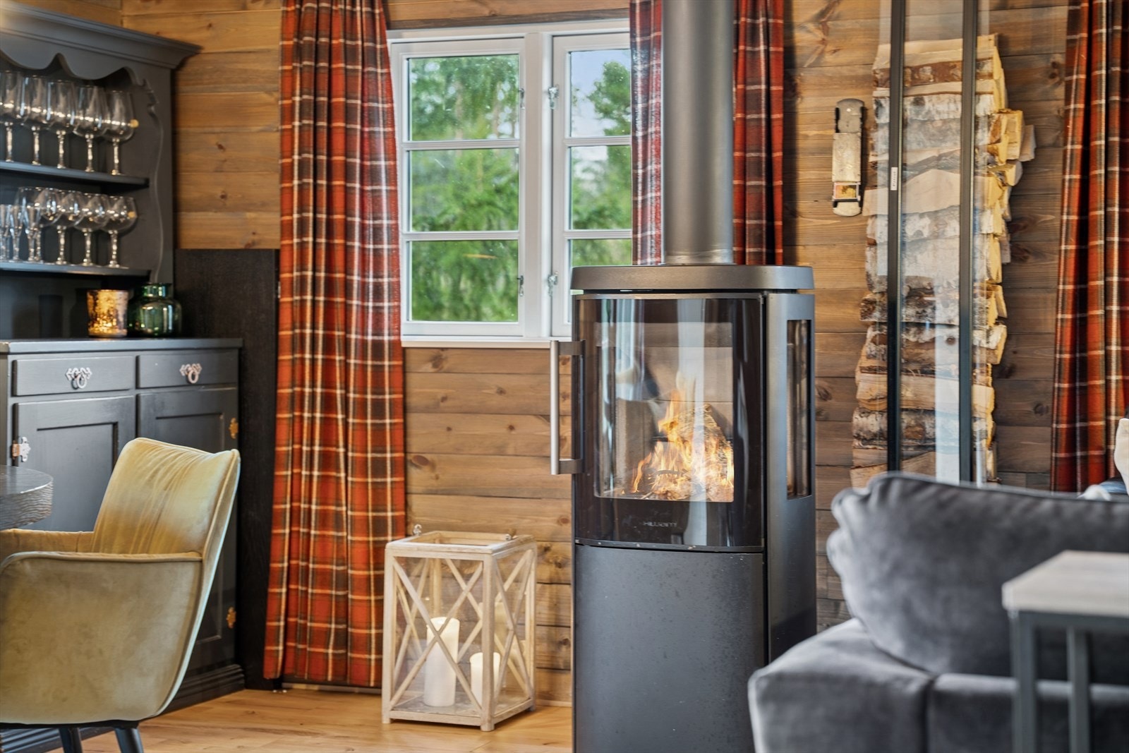 Vedovn som gir lun og god varme på kalde vinterdager. Galleribilde