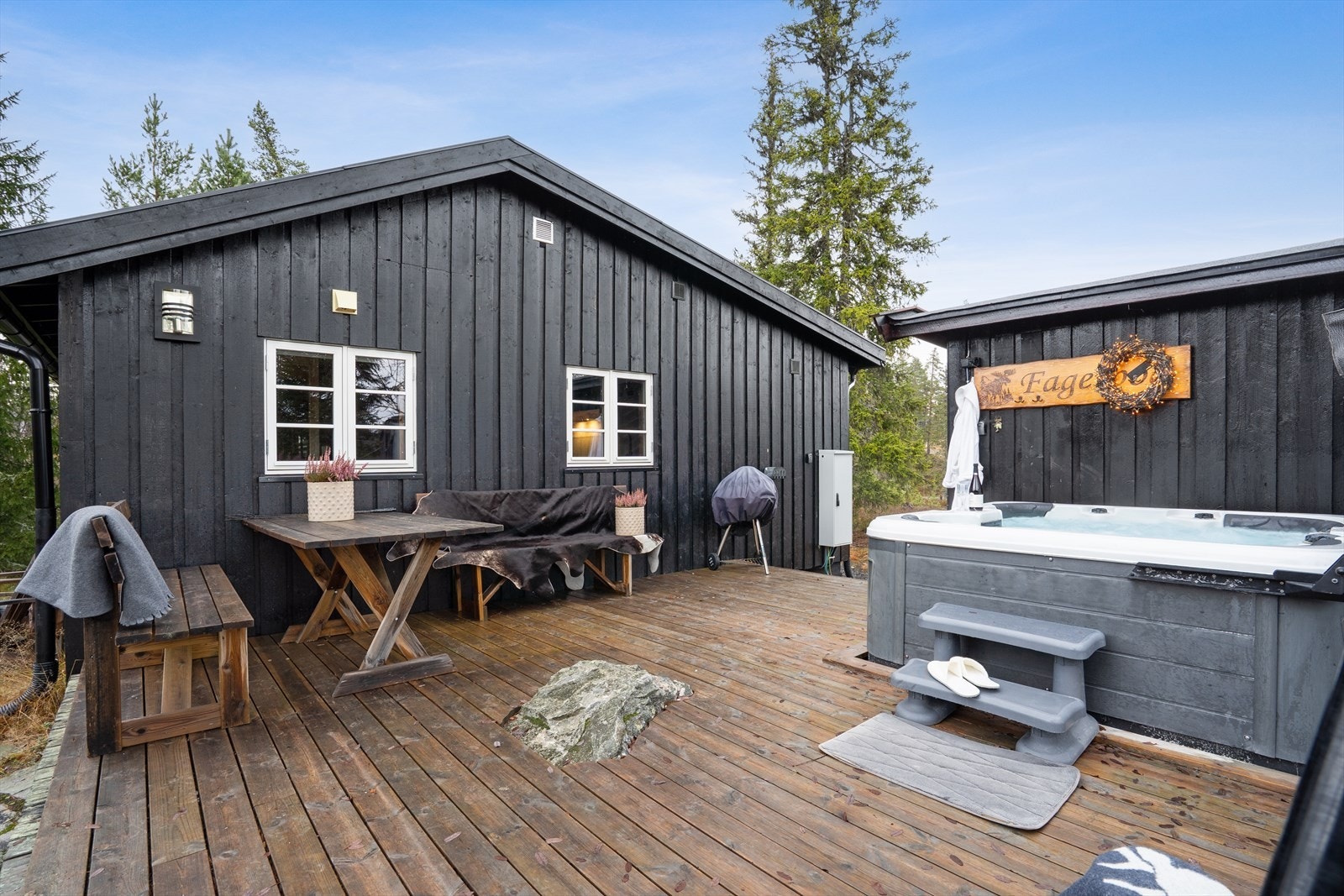 Stor terrasse med jacuzzi, en flott uteplass for avslapning og hygge. Galleribilde