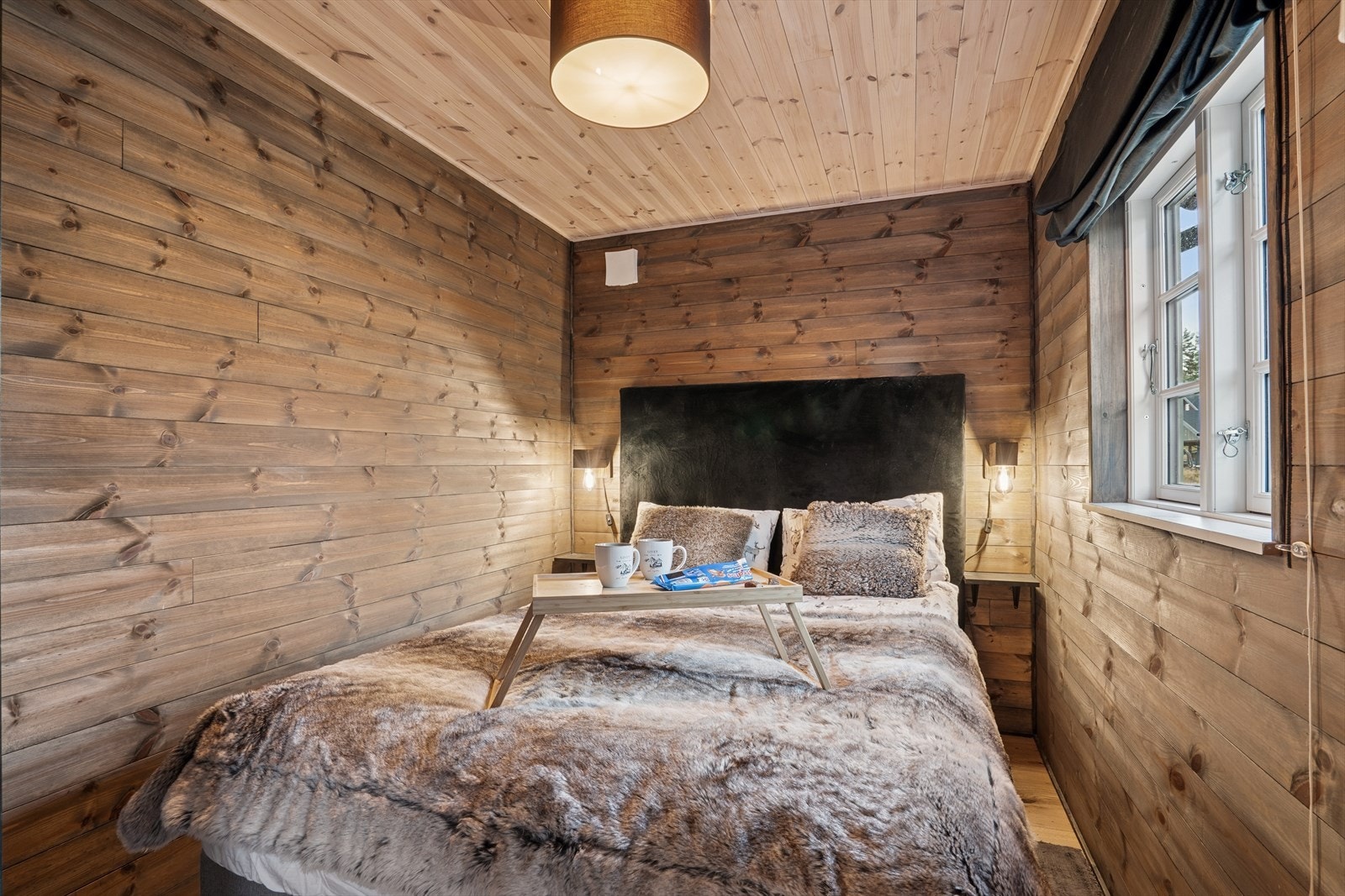 Flott soverom med plass til dobbeltseng. Galleribilde