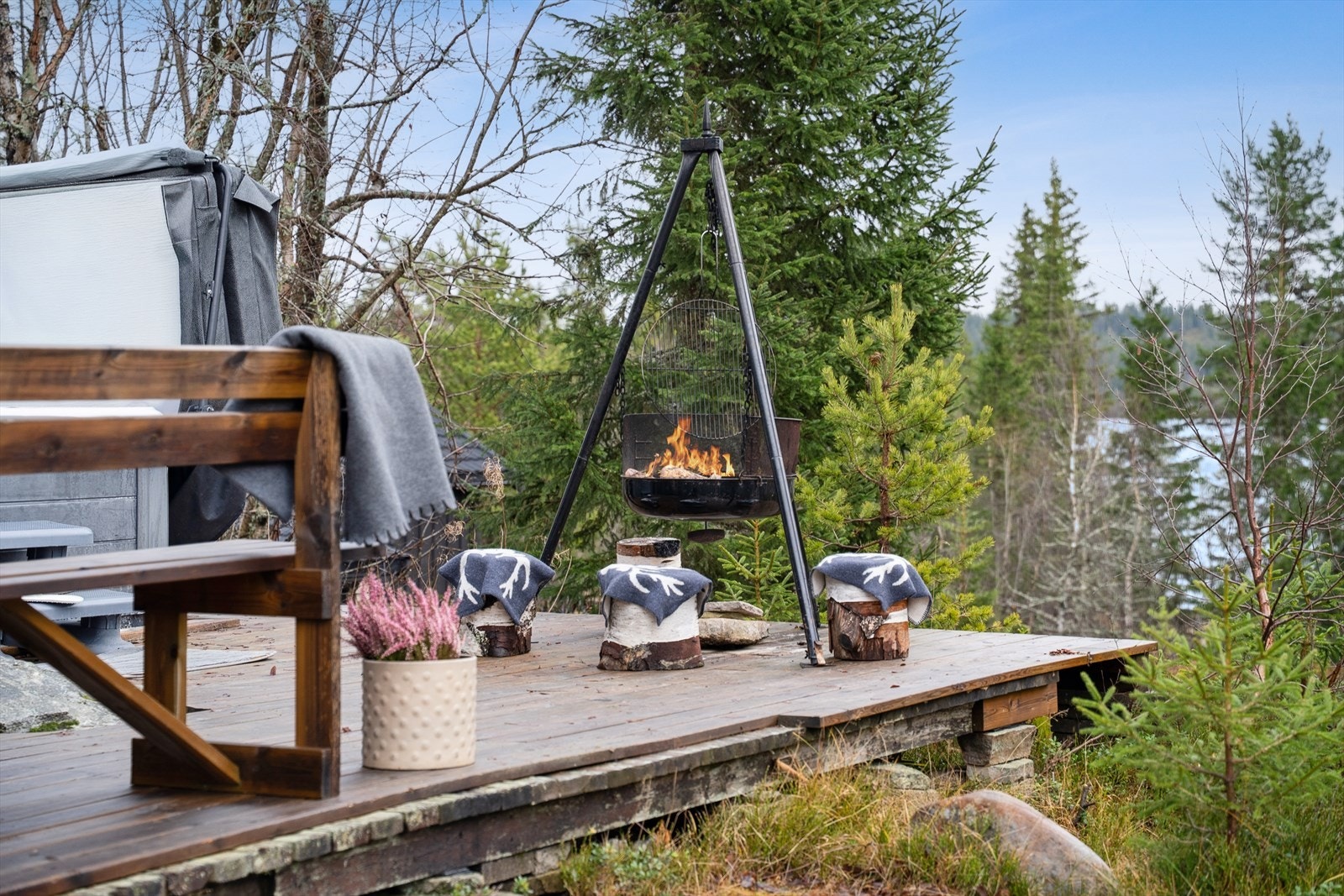 Her har du et skjermet, flott og privat utområde bak hytta. Galleribilde