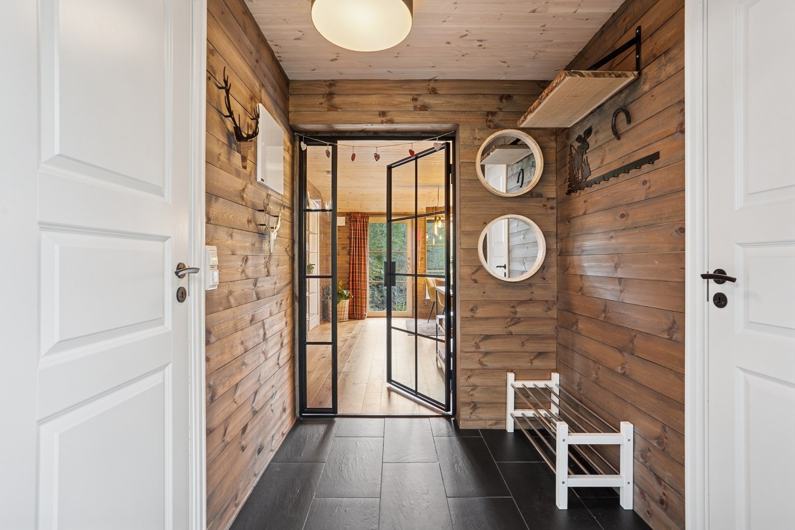 Lys og innbydende entrè med plass til å henge fra seg yttertøy og sette fra seg sko. Et godt førsteinntrykk som får deg til å følge deg hjemme fra første stund. Galleribilde