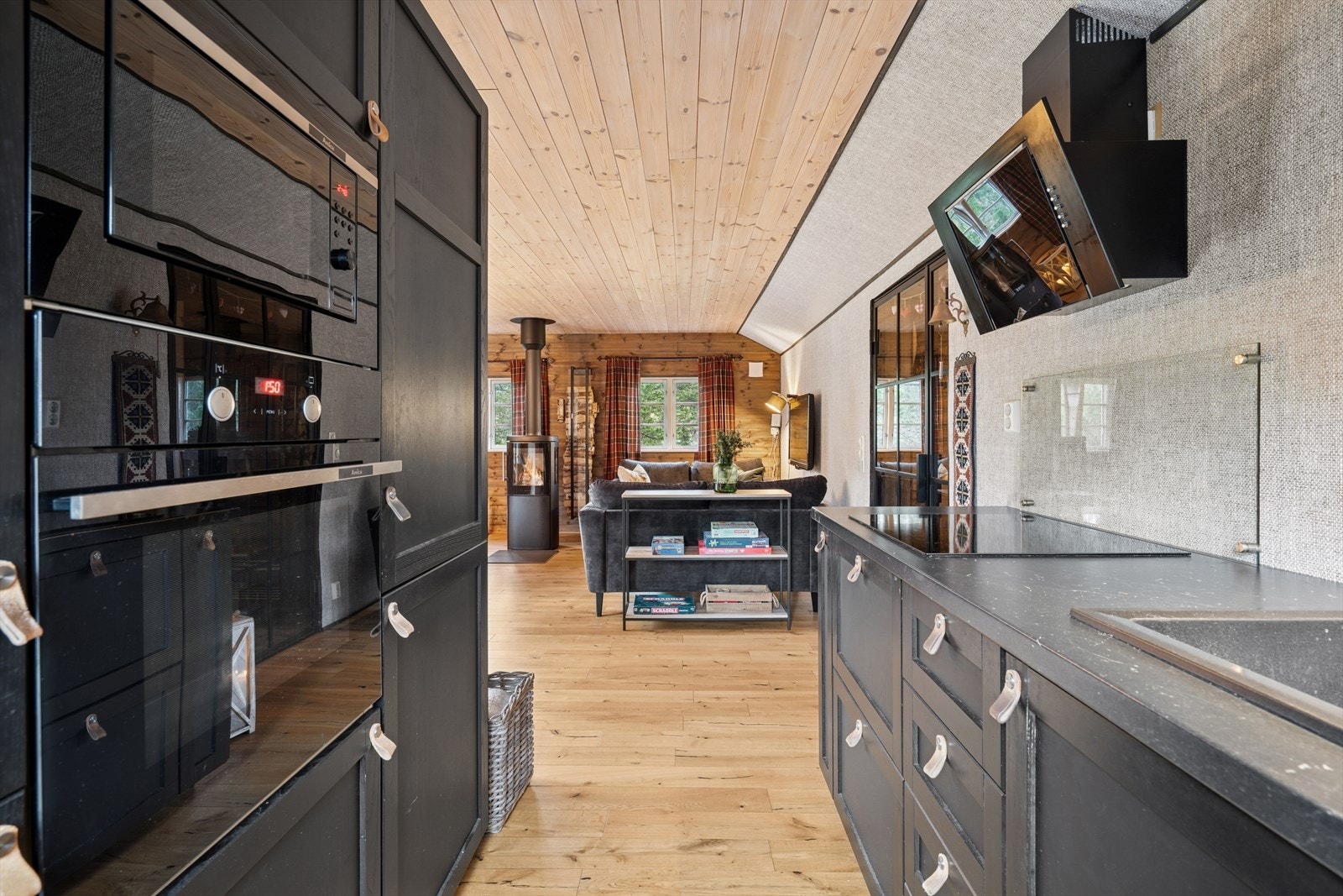 Stilren kjøkkeninnredning med profilerte fronter. Galleribilde