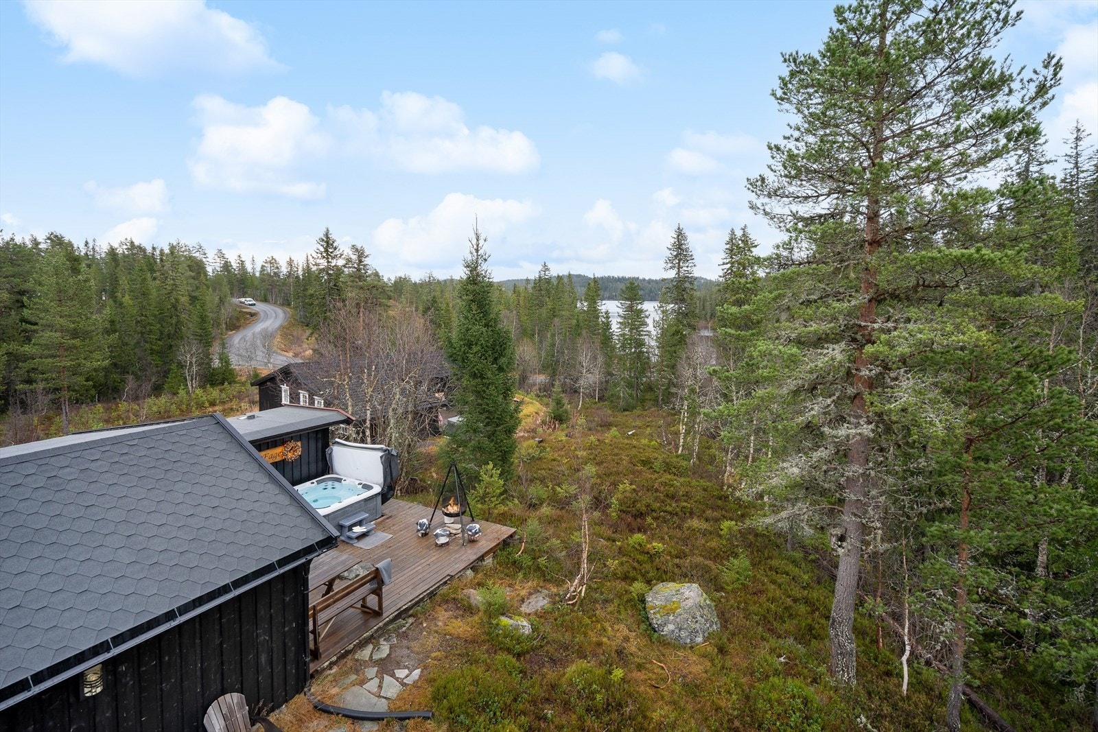 Hytte i et attraktivt turområde med kort avstand til preparerte skiløyper og Fagerfjell skisenter m.m. Velkommen til hyggelig visning! Galleribilde