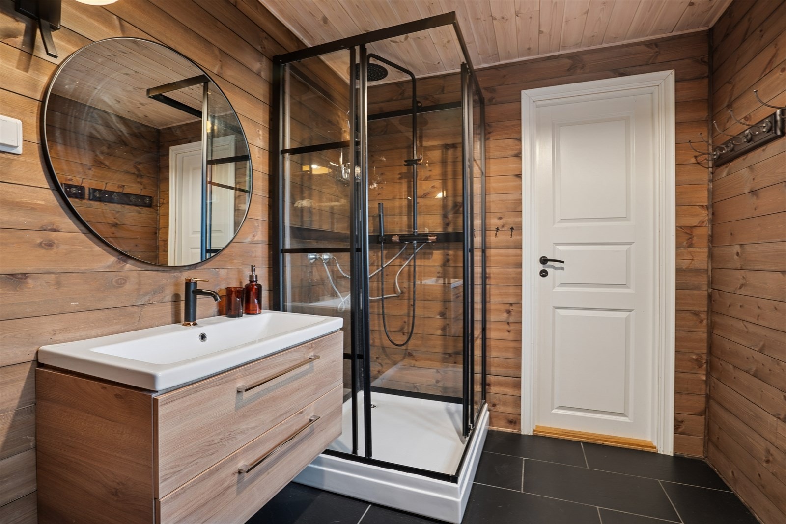 Flott baderomsinnredning med nedfelt servant og dusjkabinett. Galleribilde