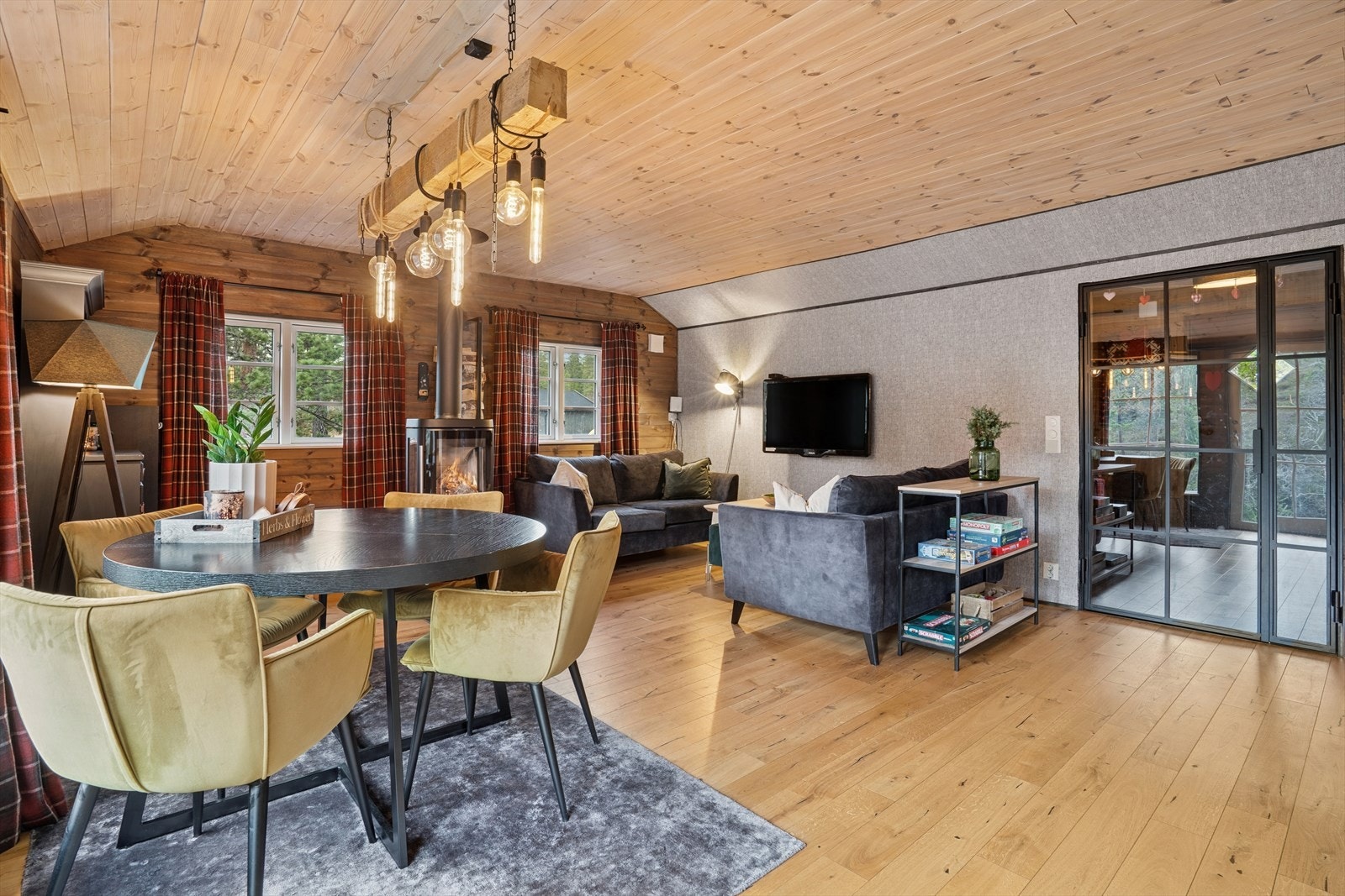 Herlig og romslig stue med store vindusflater som slipper inn mye naturlig lys. Galleribilde