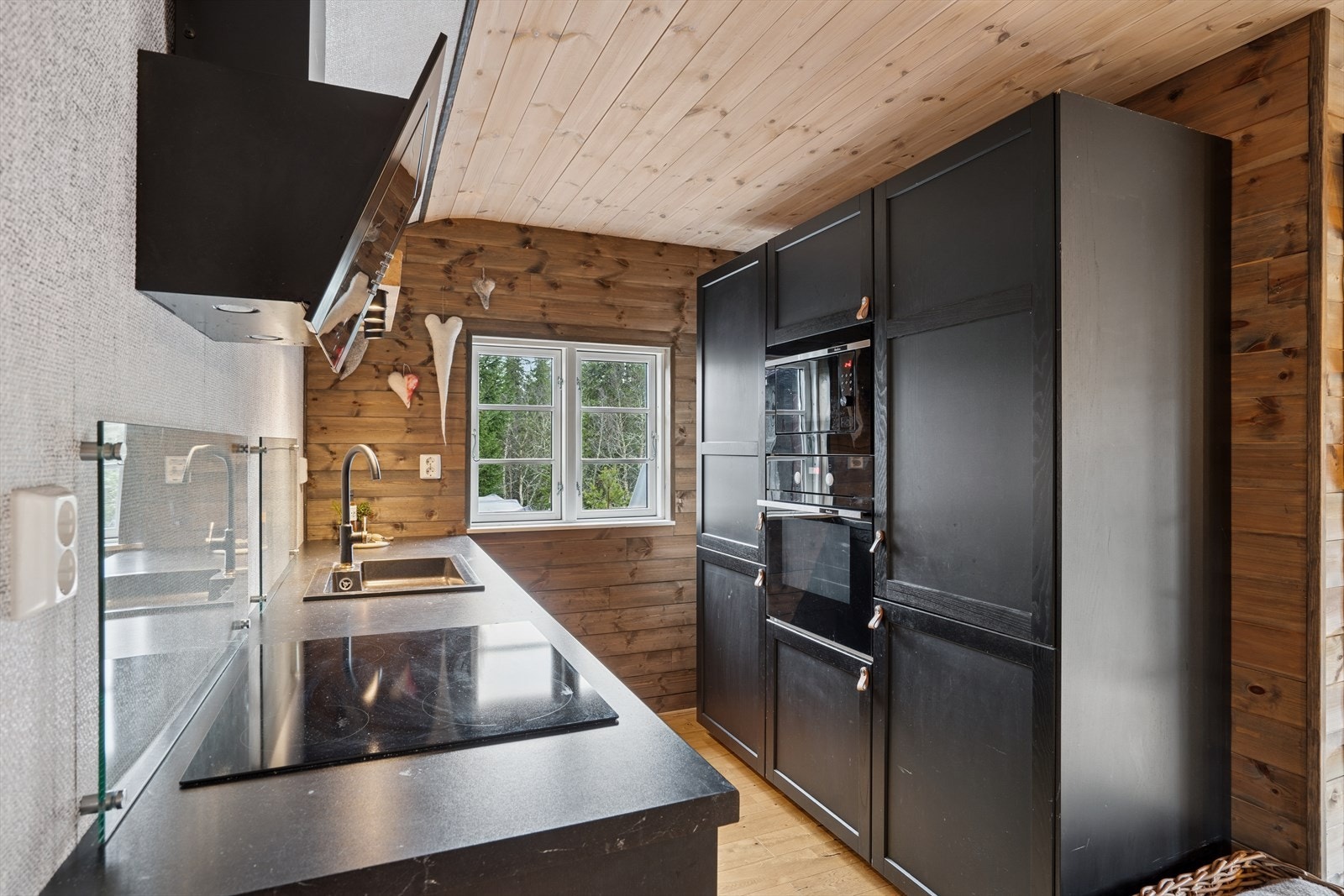 Godt med skap- og benkeplass. Integrerte hvitevarer følger hytta; Komfyr, platetopp, oppvaskmaskin og kjøleskap og fryser. Galleribilde