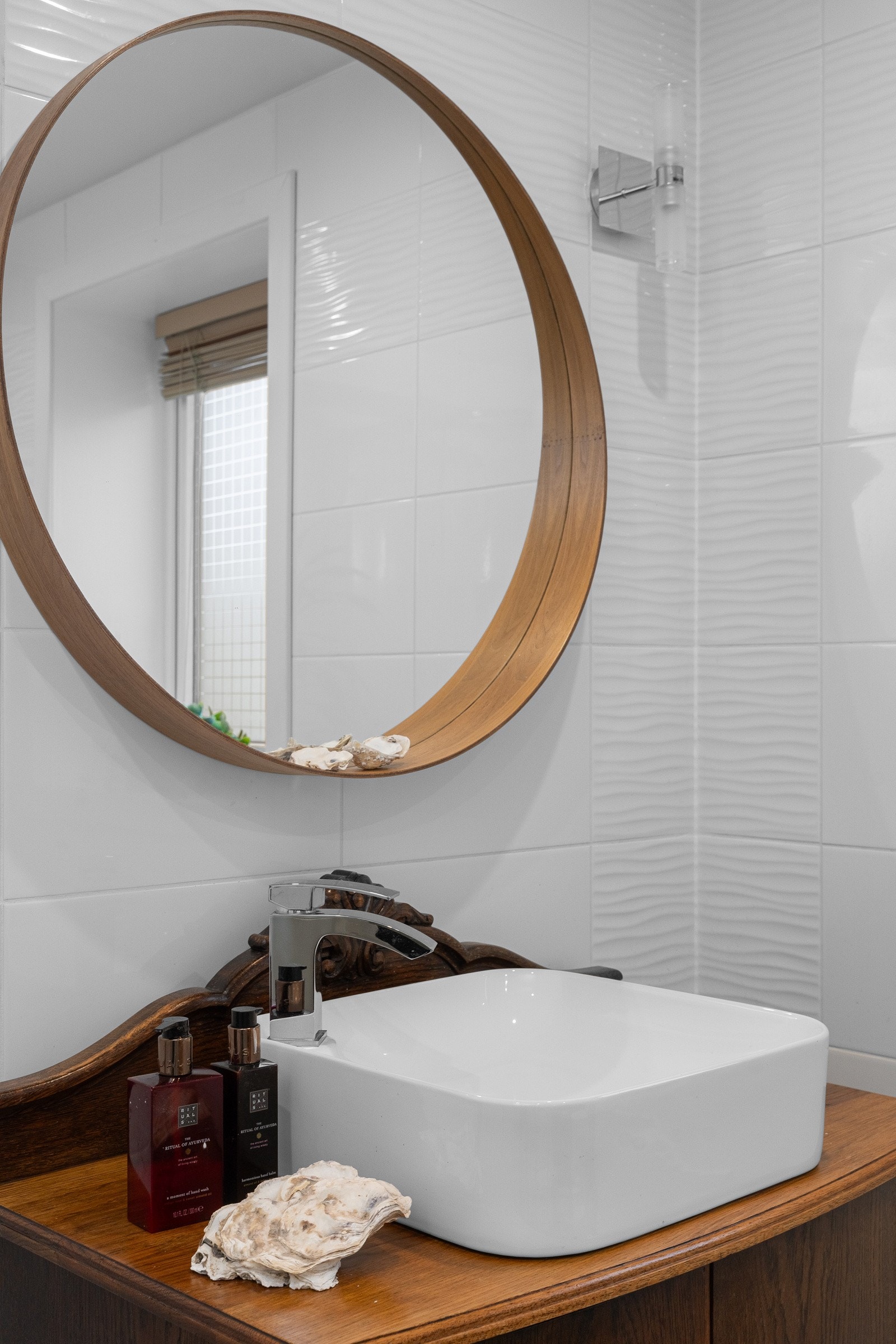 Skap med innfelt servant Galleribilde