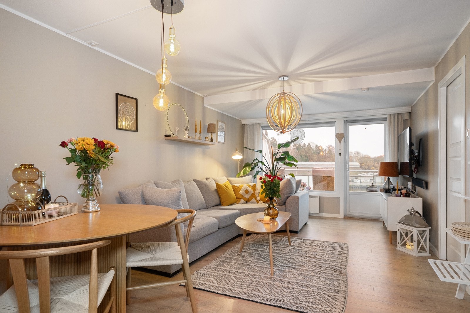 Velkommen til Utsikstveien 50 B! En lys & pen endeleilighet med flott utsikt! Galleribilde