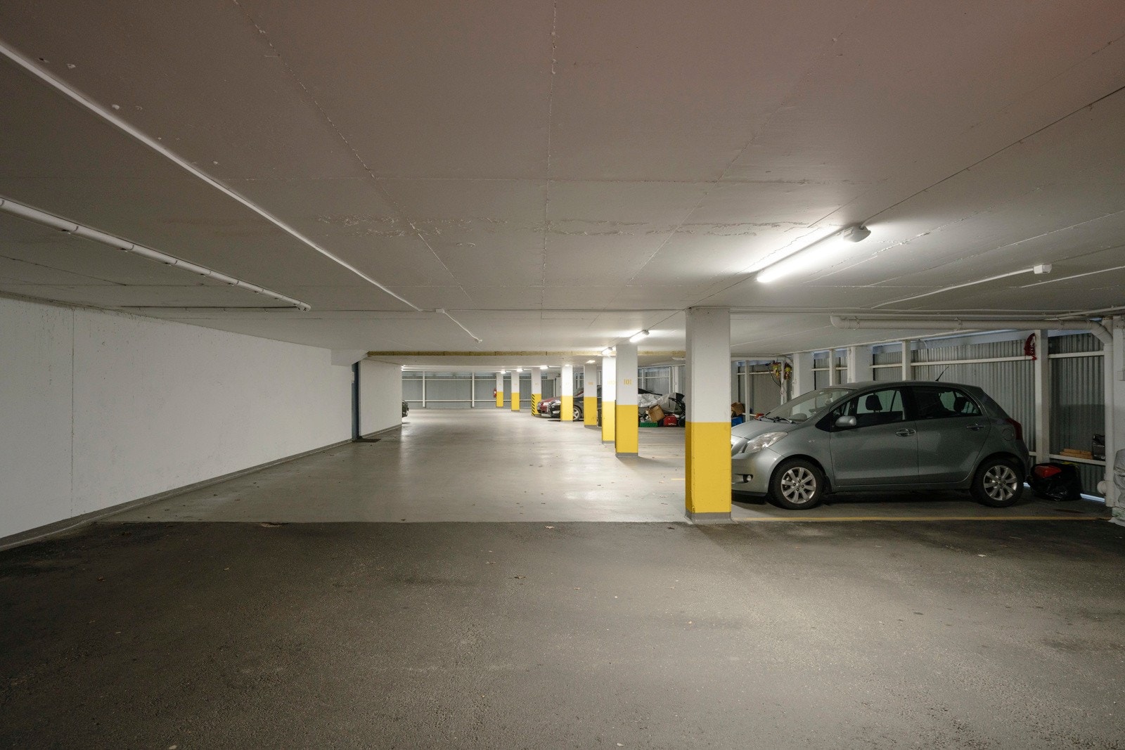 Garasjeanlegg i samme blokk. Plass er merket 108 Galleribilde