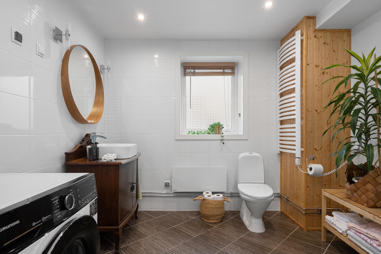 Pent flislagt bad ( gjort i 2020 av selger) Badet har vindu, da dette er en endeleilighet! Galleribilde