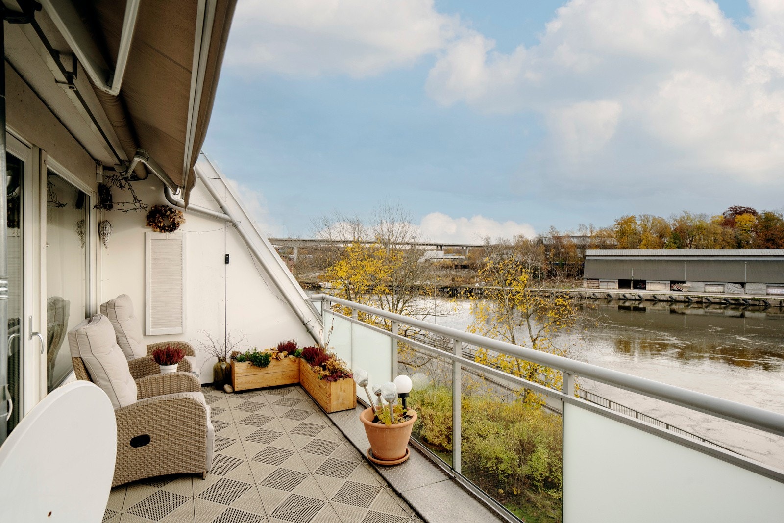 Terrassen er et godt sted å slappe av med flott utsikt Galleribilde