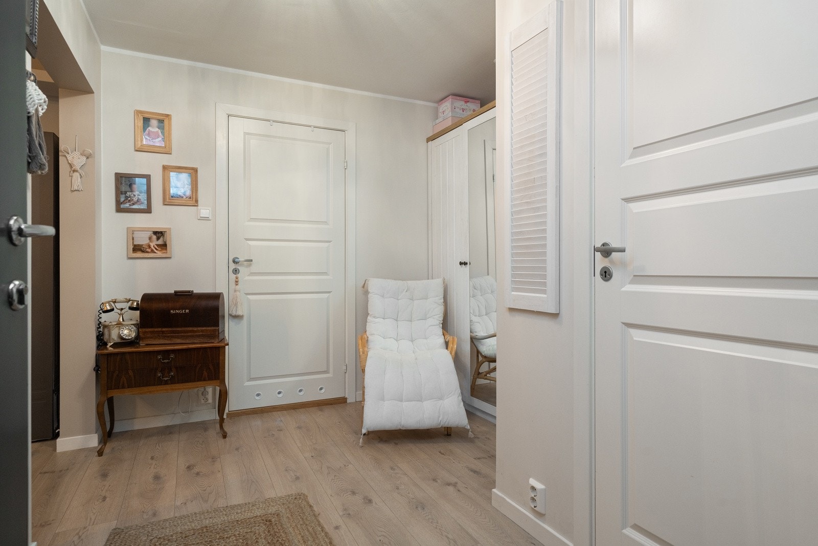 Romslig hall Galleribilde