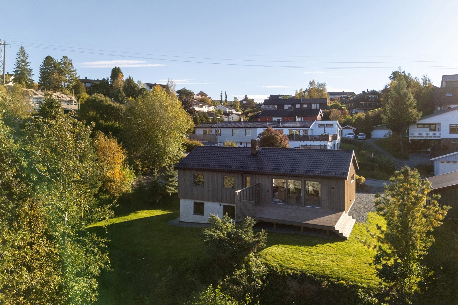 I forbindelse med renoveringen ble tomten planert og det ble laget plen rundt hele boligen, samt etablert ny terrasse. Galleribilde