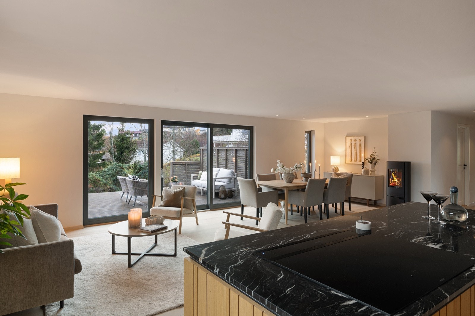 Kjøkkenøyen gir ekstra arbeidsflate, samtidig som man kan tilberede måltider i trivelige omgivelser med kontakt mot stuen. Galleribilde