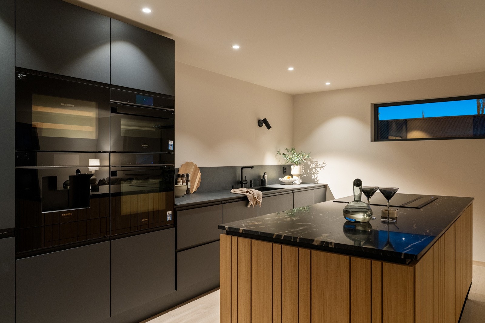 Boligen holder en høy standard med gjennomtenkte løsninger og kvalitetsbevisste materialer. Galleribilde