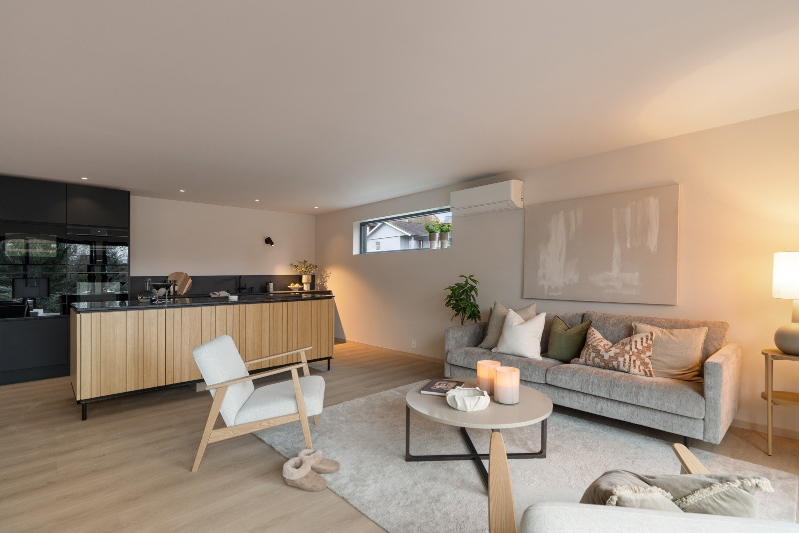 Stuen- og kjøkkenet er målt til 55 kvm og har god plass til å møblere i ulike soner. Galleribilde