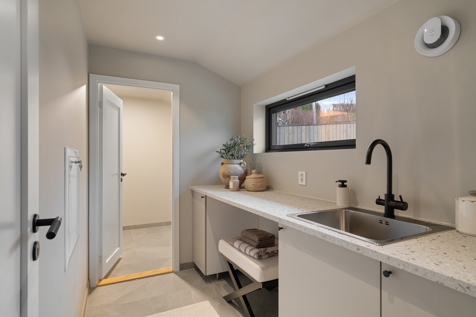 Pent og funksjonelt vaskerom med praktisk innredning som gir god arbeidsflate, oppbevaring og opplegg for vaskemaskin og tørketrommel. Gulvet er flislagt med 60x60 fliser og har gulvvarme. Galleribilde