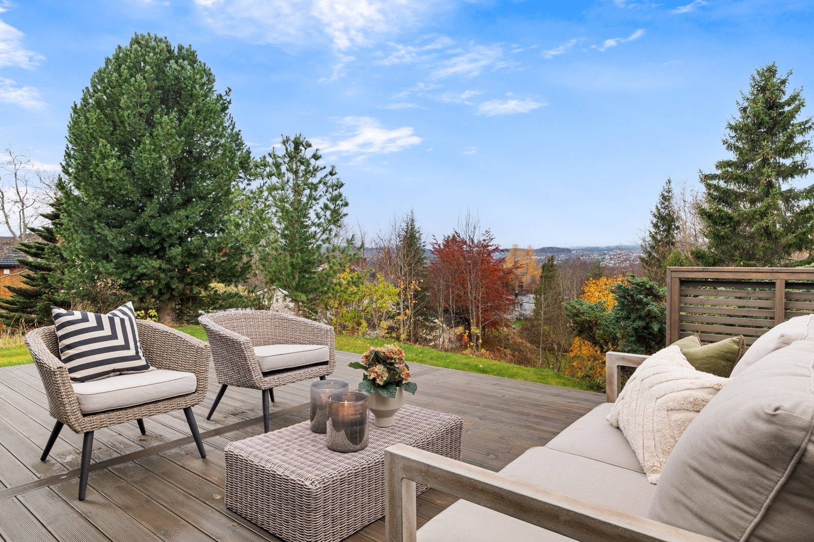 Terrassen har god plass til utemøbler og grill og er et ypperlig sted å nyte solrike dager i behagelige omgivelser. Galleribilde