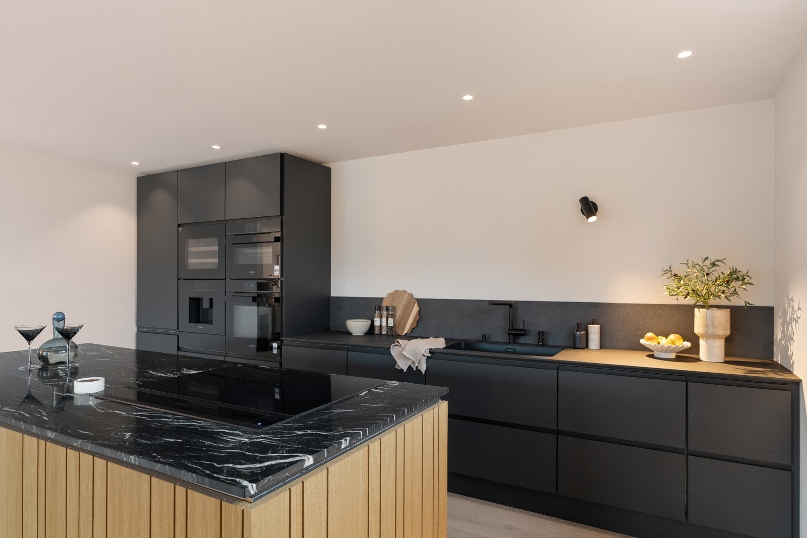 Kjøkkenet er utstyrt med integrerte hvitevarer fra Siemens som stekeovn, mikrobølgeovn, kaffemaskin og oppvaskmaskin og kjøl/fryseskap, samt integrert vinskap fra Liebherr. Galleribilde