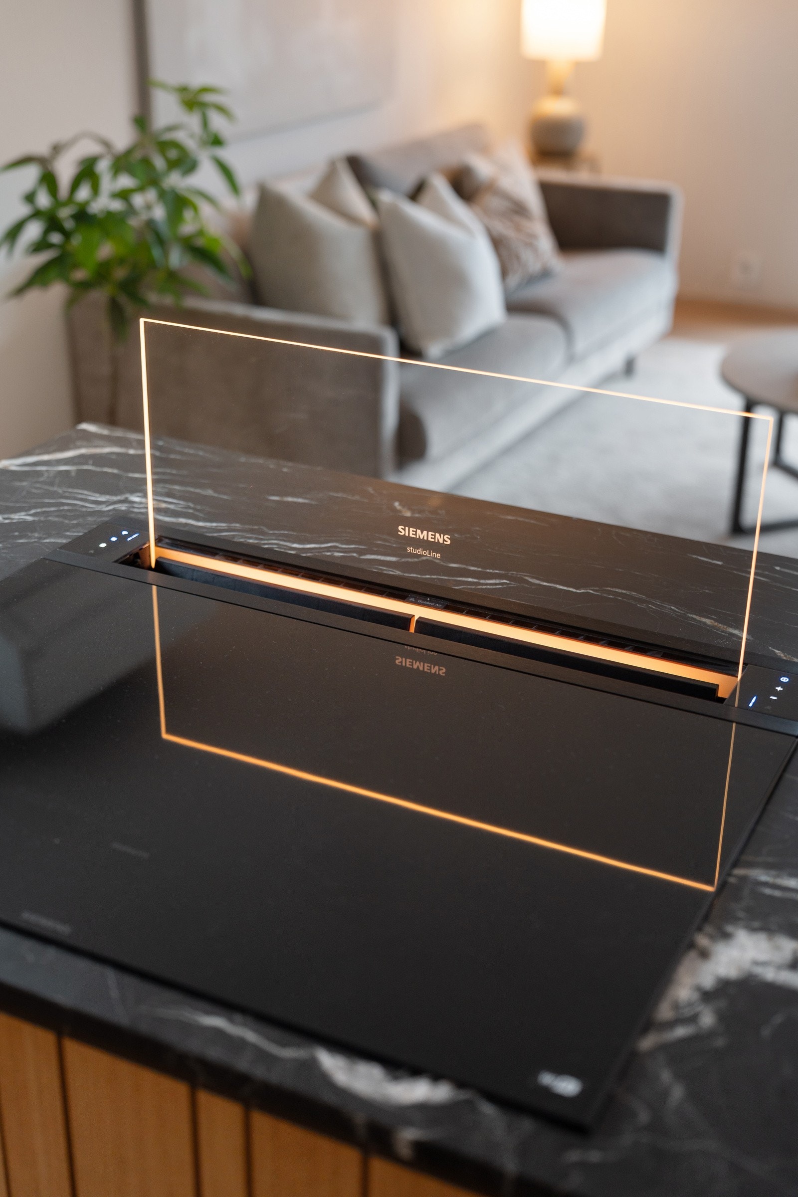 Kjøkkenøyen har platetopp med elektronisk nedfellbar vifte fra Siemens. Galleribilde