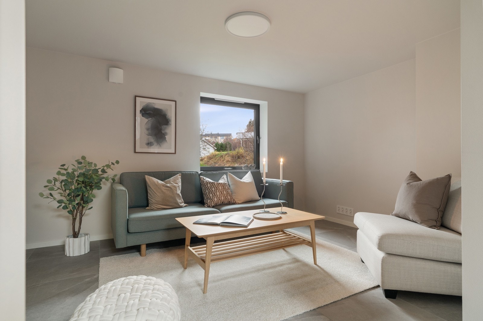 Den ene stuen i sokkelen fungerer som et ekstra oppholdsrom og er perfekt for rolig stunder eller for å trekke seg litt tilbake. Galleribilde