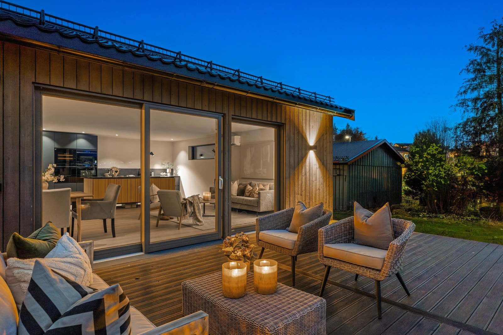 I forbindelse med renovering ble alle vinduer skiftet, veggene etterisolert, ny utvendig kledning og ny drenering/drensplater. Galleribilde