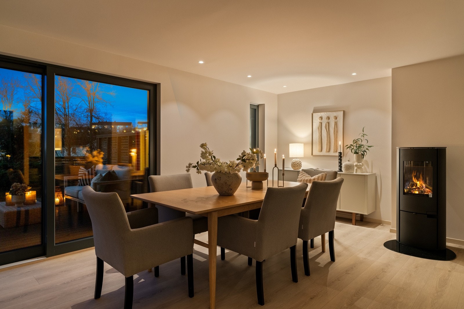 Eiendommen strekker seg over to etasjer og byr på en gjennomtenkt planløsning, solrik terrasse og nydelig utsikt. Galleribilde