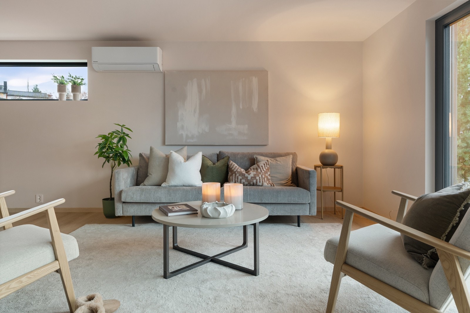 Stuen har en ny Panasonic varmepumpe (2025) som bidrar til en behagelig innetemperatur. Galleribilde